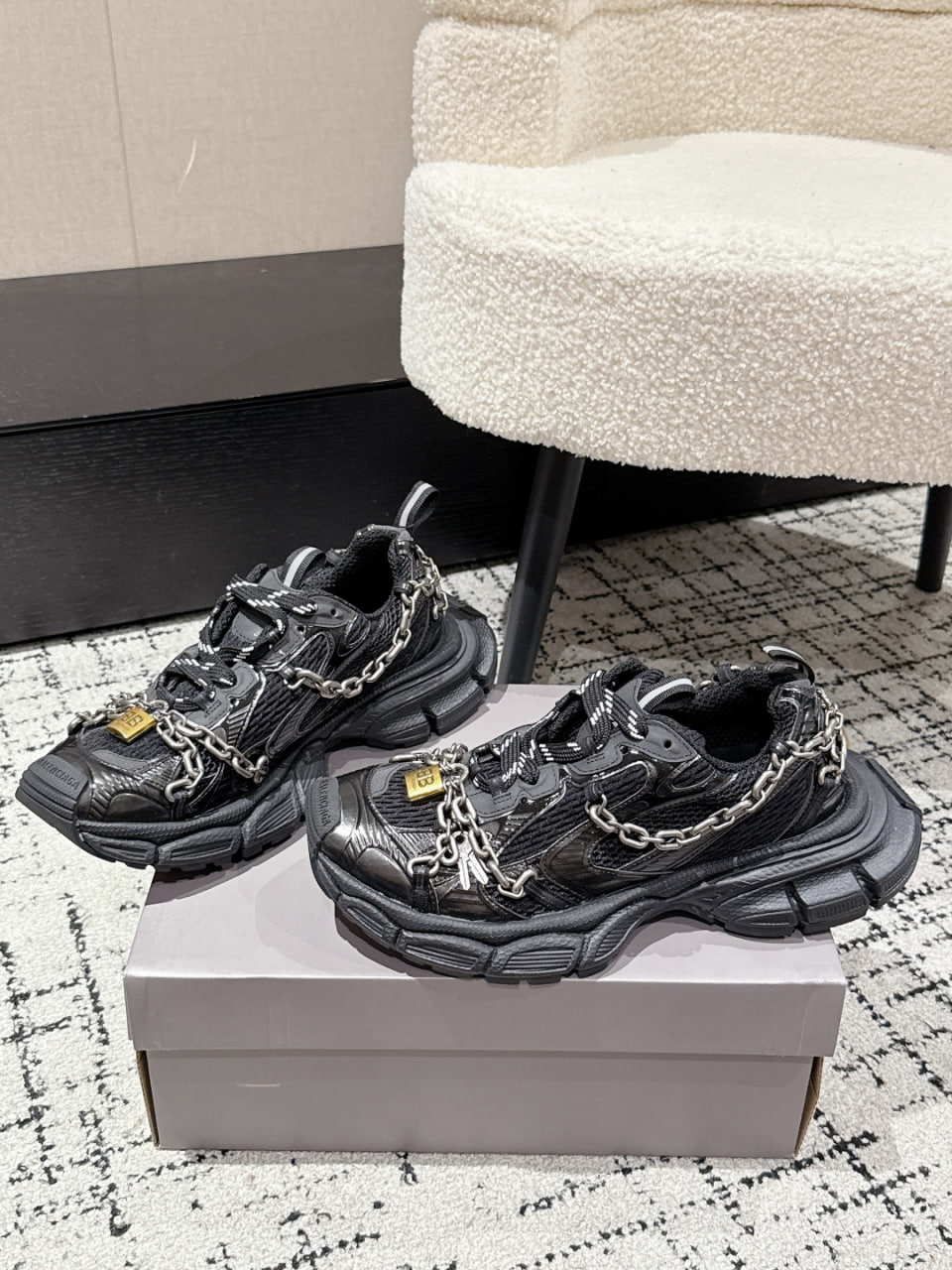 Balenc44iaga shoes